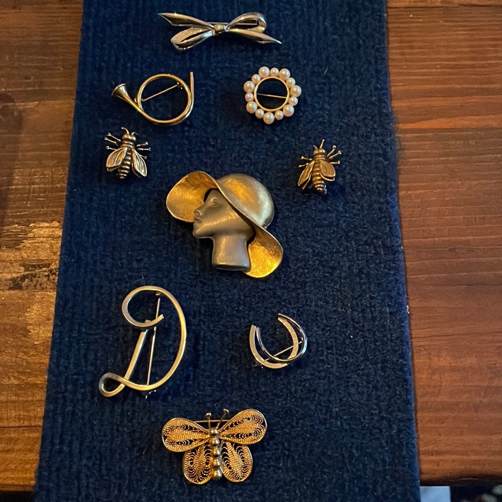 Lot of women’s brooches 9 total